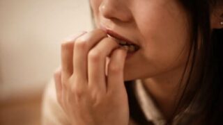なぜ爪を噛んだりむしってしまうの？